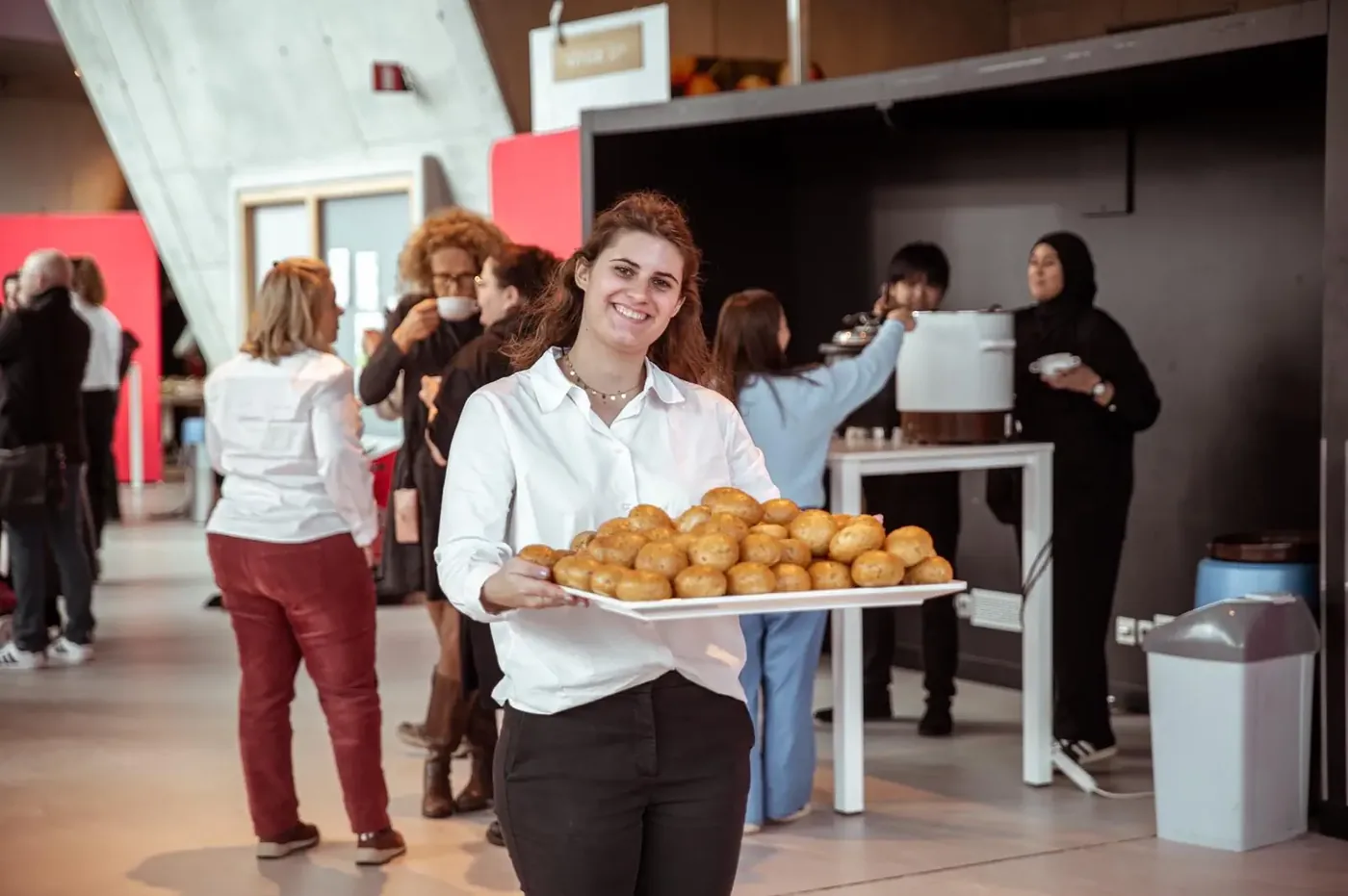 Catering & bartenders van Team WAUW op een evenement (foto 5)