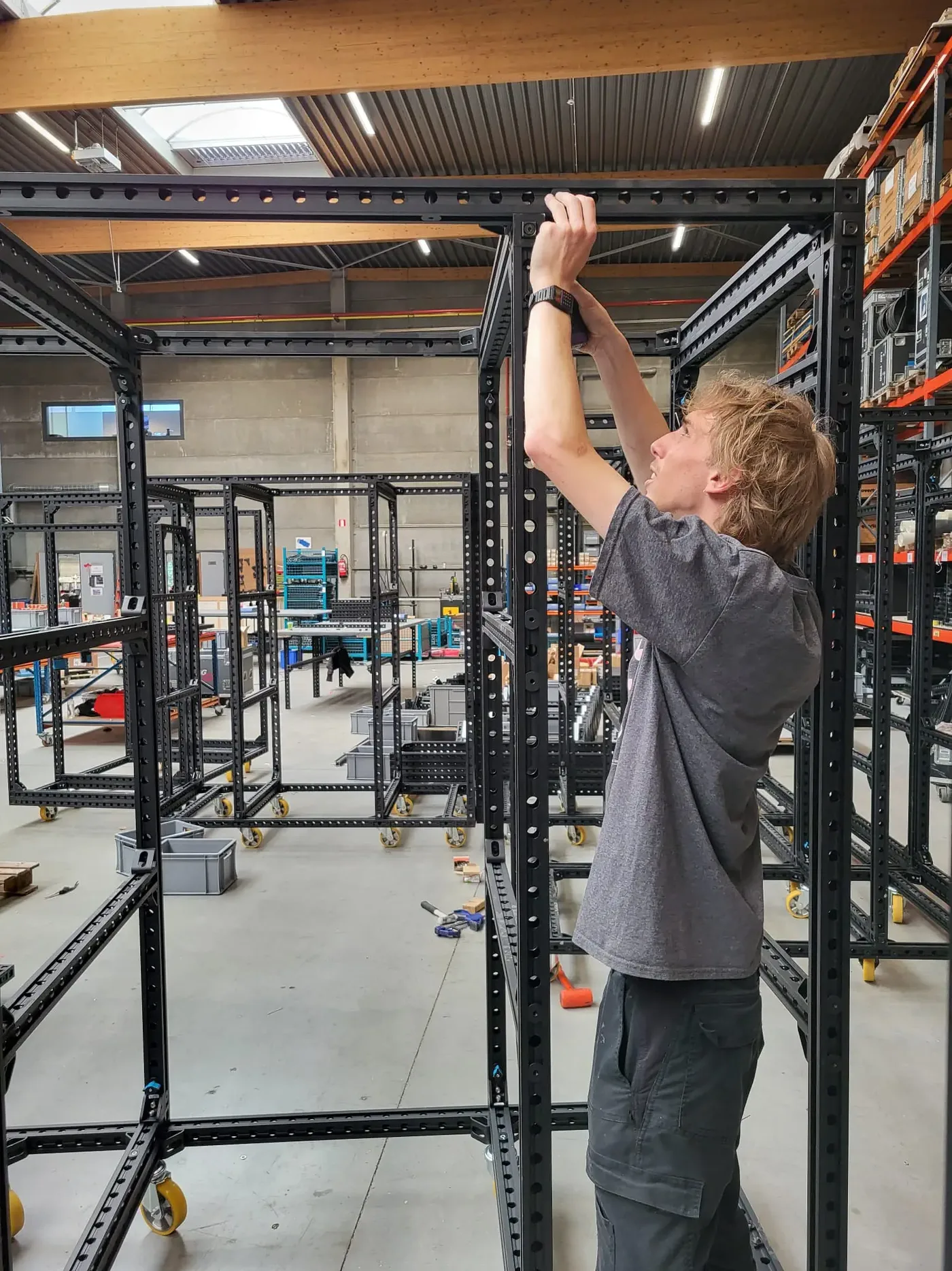 Stagehands van Team WAUW op een evenement (foto 4)