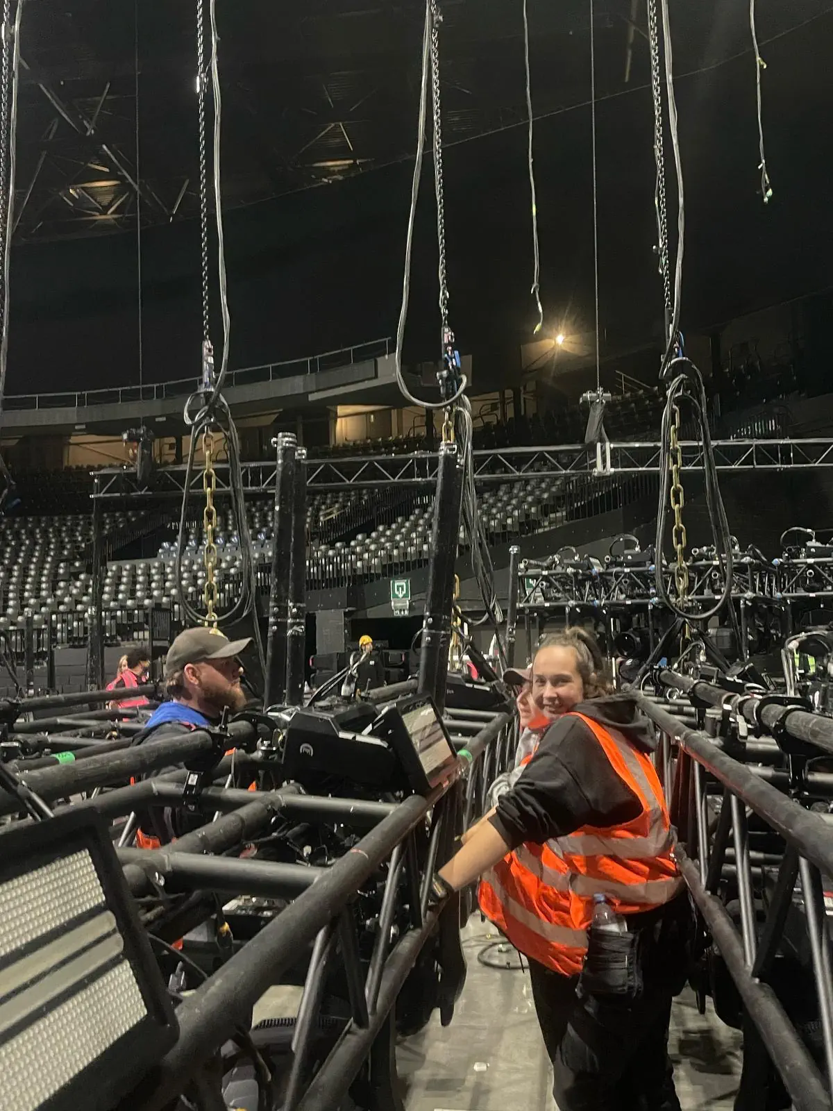 Stagehands van Team WAUW op een evenement (foto 6)