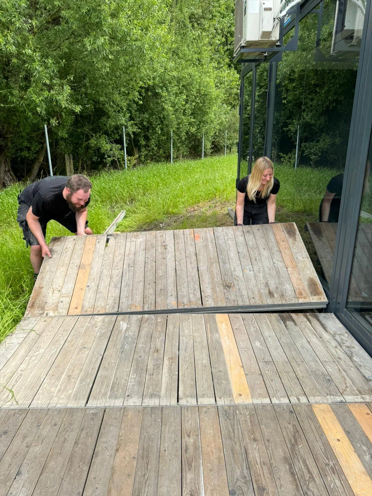 Stagehands van Team WAUW op een evenement (foto 7)