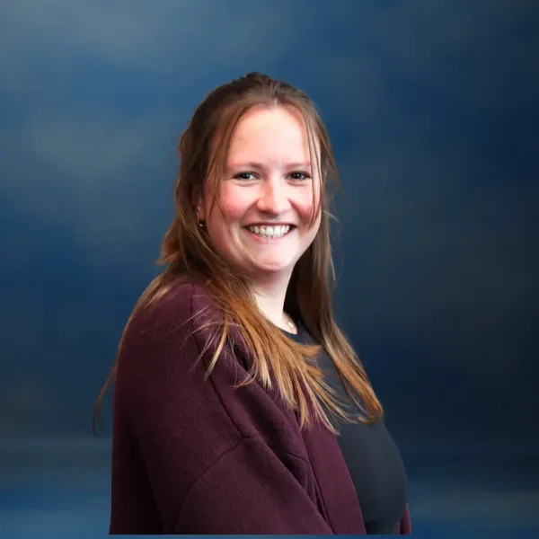 Yasna, Admin Officer bij Team WAUW